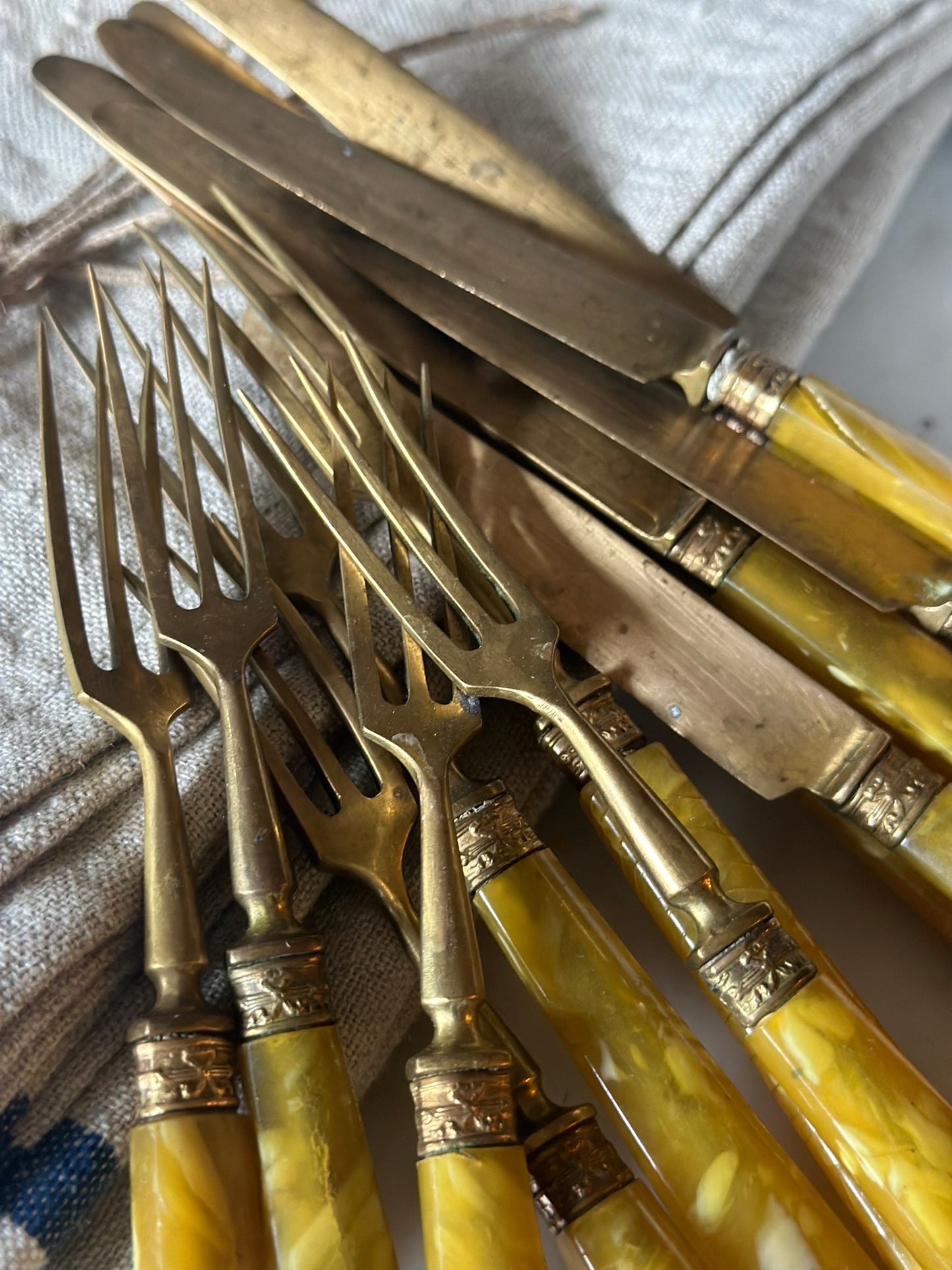 Set of 7 Vintage French Butterscotch Bakelite Fruit Knives & Forks – Gilt Blades & Garlanded Ferrules